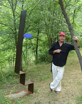 Sculpture Le regard bleu in situ